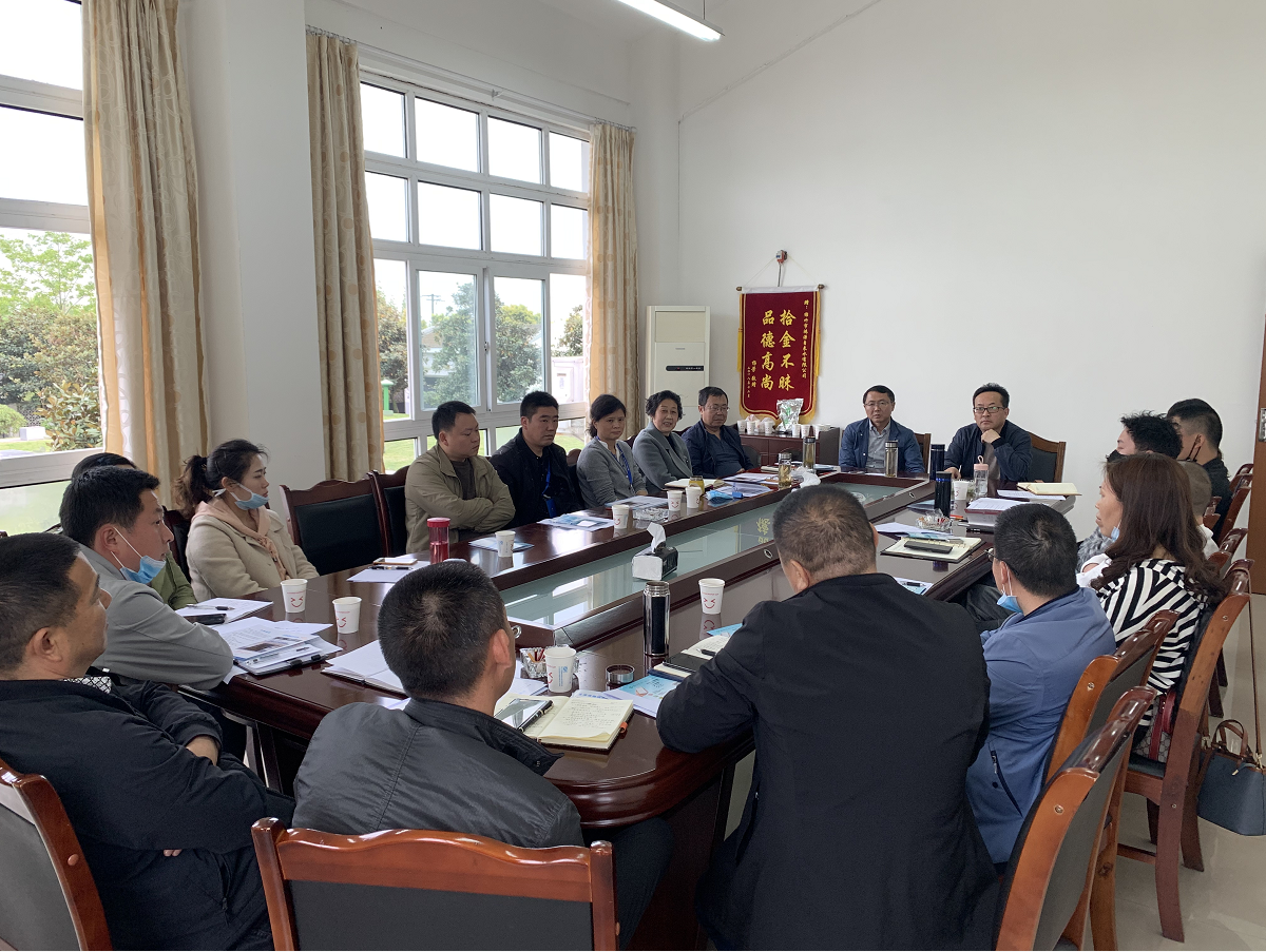 2为推动镇乡供水的规范化、有序化、专业化，尽心为供区用户提供最优质的服务，4月10日，绵竹公司组织各镇乡水厂负责人在绵竹市群新水厂、绵竹市汉旺水厂参观学习，并召开镇乡水厂运营安全交流会，就如何保障水源地安全、运营操作安全进行现场交流。